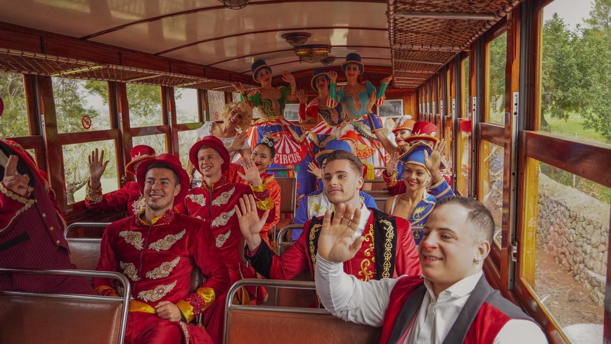 El Tren de Sóller abre sus puertas a los artistas del Circo Alegría para recrear un viaje al pasado
