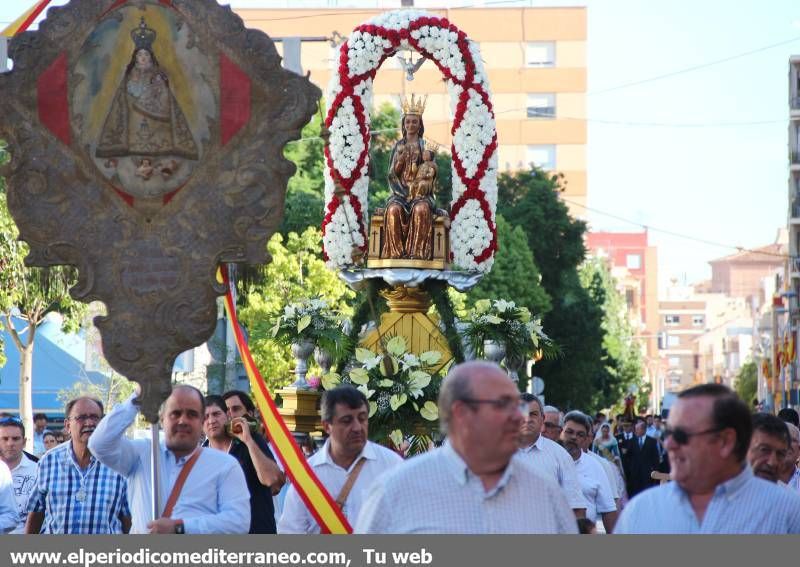 GALERÍA DE FOTOS -- Vila-real se vuelca en la procesión a la ermita