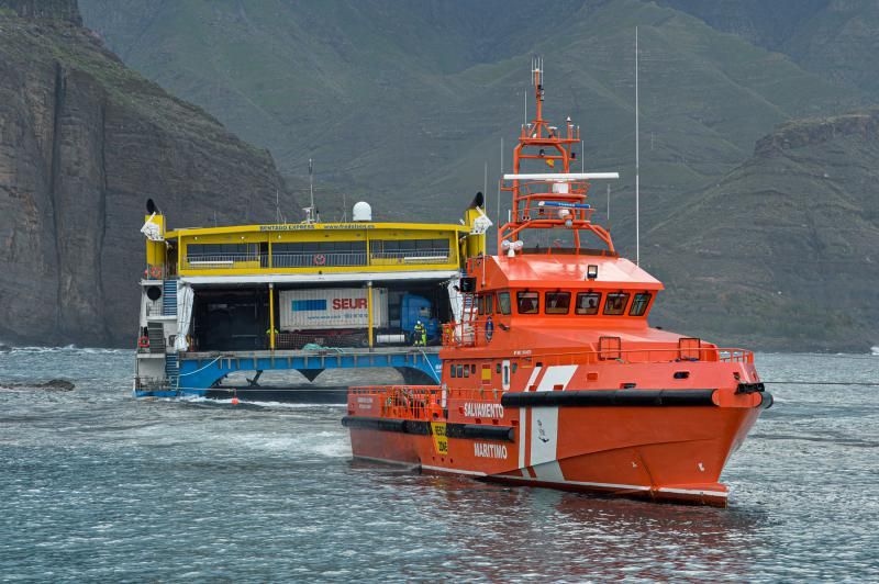 Traslado a puerto de los pasajeros del ferry encallado en Agaete