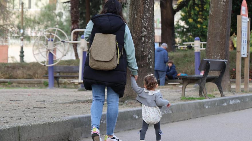 Una mujer pasea con su pequeña . | EL DÍA