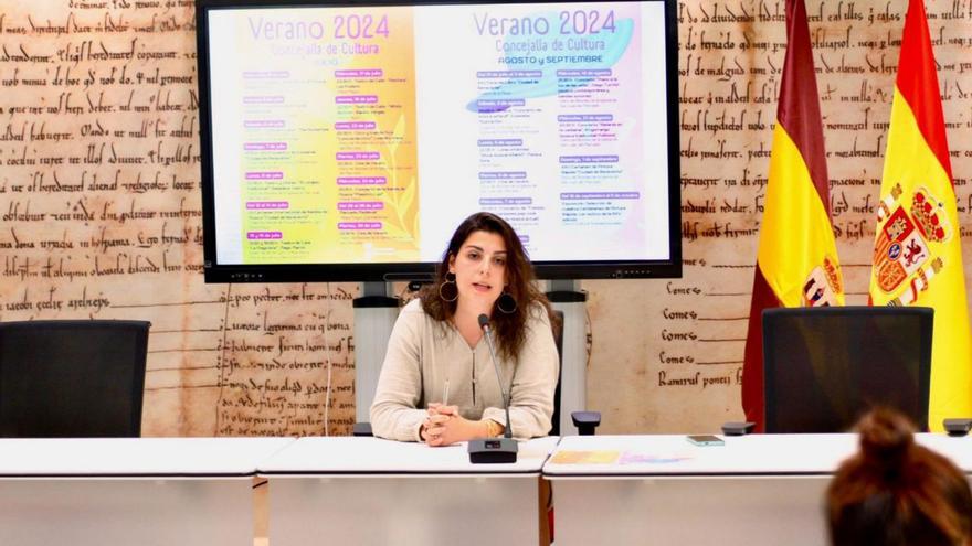 La concejala de Cultura, Mercedes Benítez, en la presentación del programa cultural de verano. | E. P.