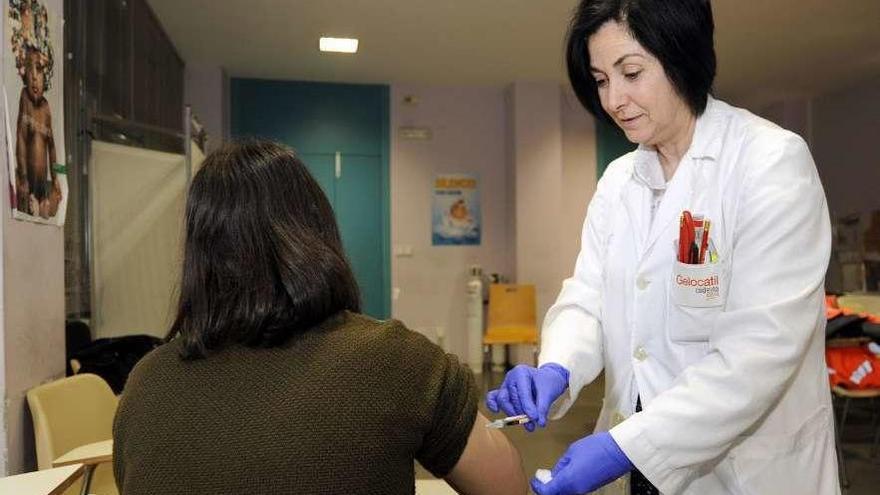 Una enfermera vacuna a una mujer, ayer por la tarde, en el ambulatorio. // Bernabé/Javier Lalín