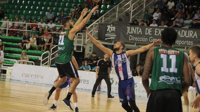 El Cáceres juega en Madrid mientras espera a Angelo Chol