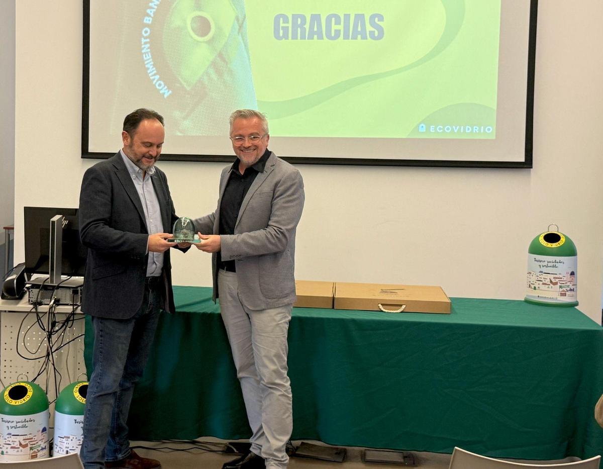Jorge Blanco, director general de Calidad y Educación Ambiental de la Comunitat Valenciana ha recibido también, de manos de Roberto Fuentes, subdirector de gerencias de la zona este de Ecovidrio, un reconocimiento por su implicación en la campaña.