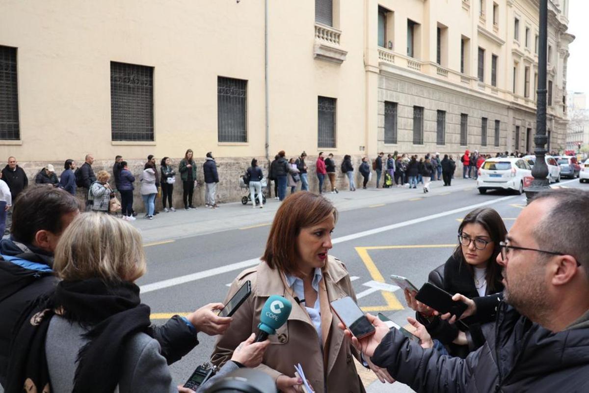 Catalá atiende a la prensa en la calle Periodista Azzati.