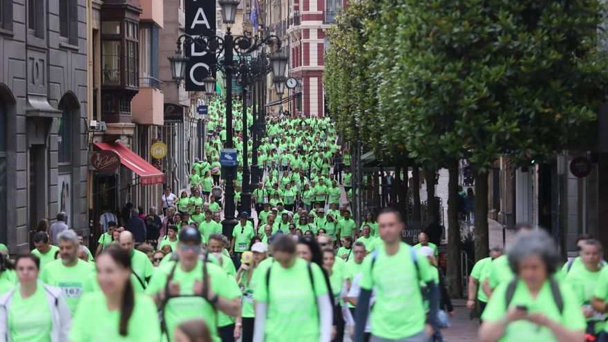 La marea verde toma las calles de Oviedo: 1.500 personas acuden a la llamada de la Asociación Española contra el Cáncer