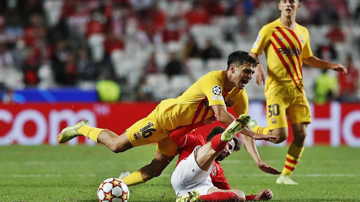 Pedri cau després de rebre una entrada de Rafa Silva, jugador del Benfica