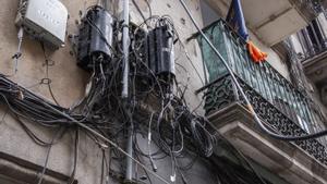 BCN aconsella reduir cables a les façanes mentre ultima una norma
