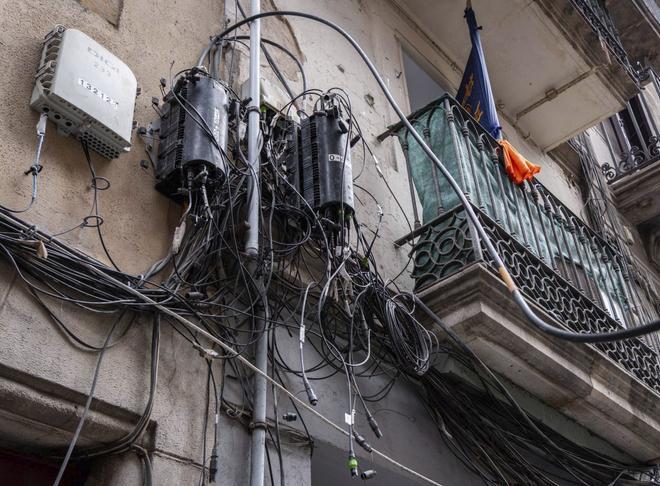 BCN aconsella reduir cables a les façanes mentre ultima una norma