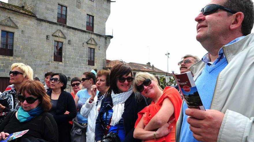 Un grupo de turistas extranjeros recorren el histórico barrio de Fefiñáns en Cambados. // Iñaki Abella