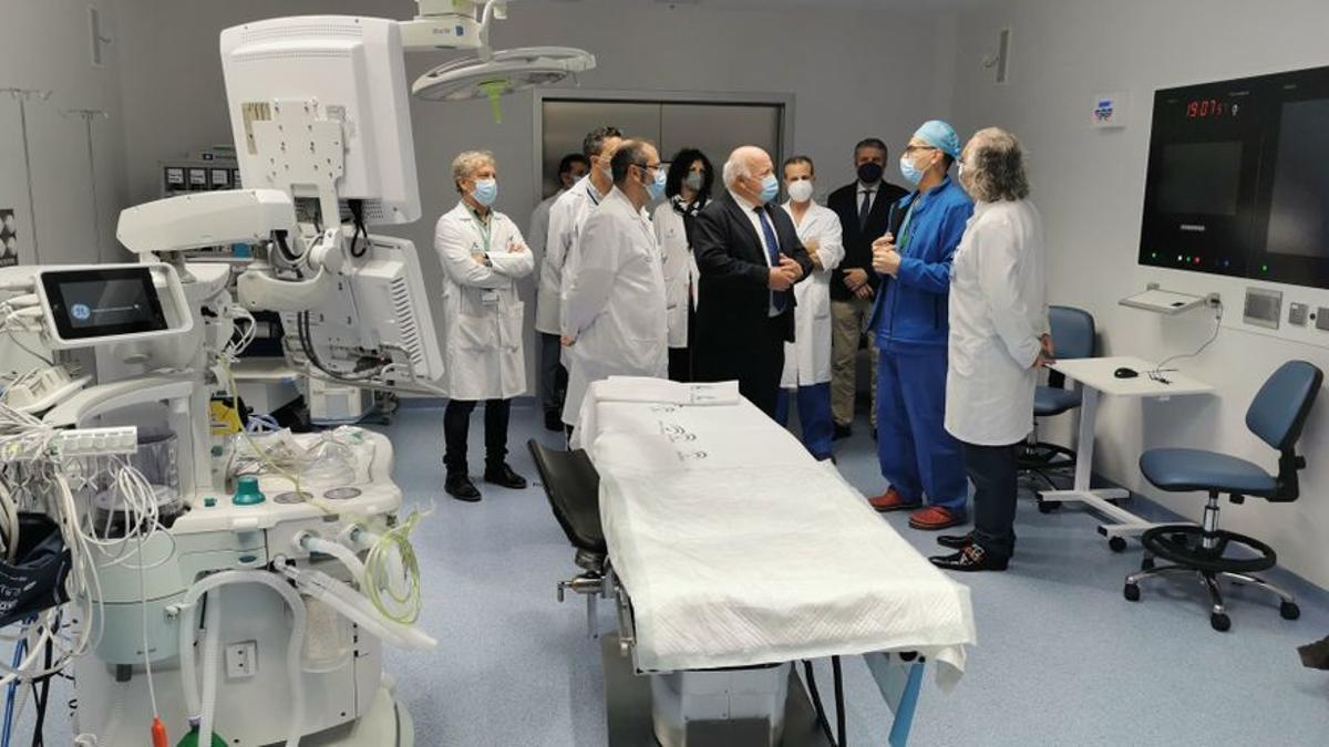 El consejero de Salud y Familias de la Junta de Andalucía, Jesús Aguirre, en una visita al Hospital Universitario Torrecárdenas de Almería.