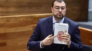 Críticas a que Industria no tenga consejería propia, una lectura de la biografía del Papa y un error de Barbón: así fueron las preguntas al Presidente