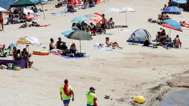Dos socorristes treballant en una platja.