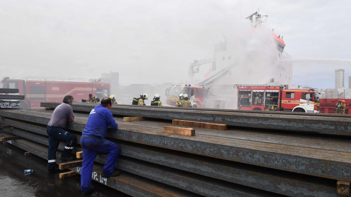 Incendio en un barco en el Puerto de A Coruña