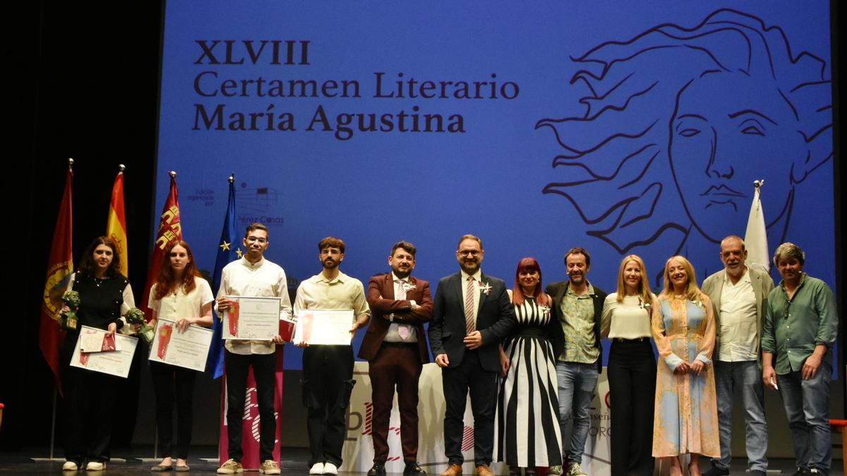 David Torres del Alcázar, Diego José Mateos, Agustín Martínez Gómez y María Ángeles Mazuecos, con los premiados en el María Agustina en el Teatro Guerra, anoche.