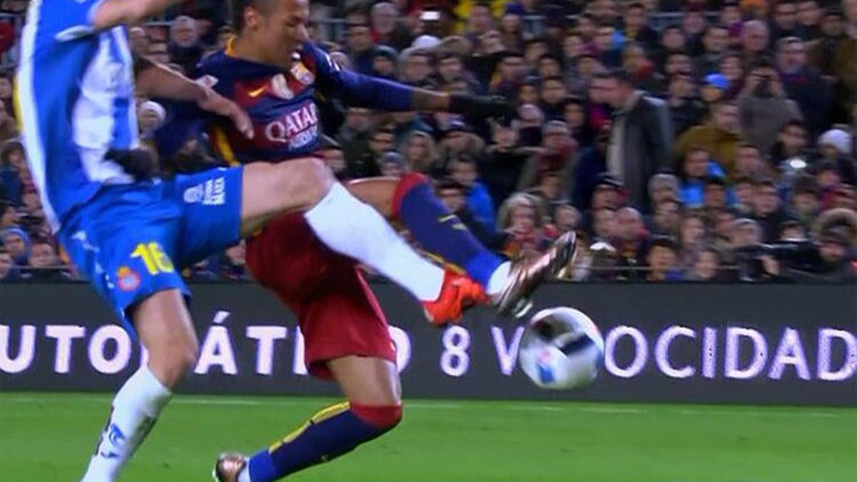 Javi López golpeó el gemelo de Neymar