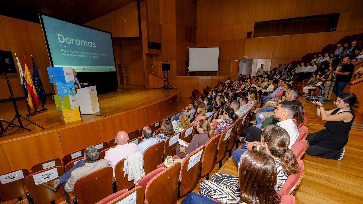 Poli Suárez, ante los equipos directivos de los colegios, durante la presentación de Doramas