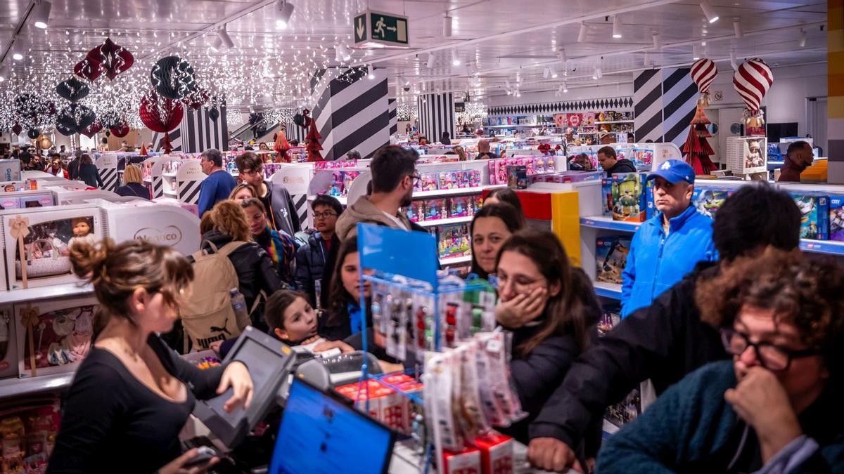 El comercio espera otra Navidad “buenísima”. Ambiente de ayer domingo día 15, con las tiendas abiertas.
