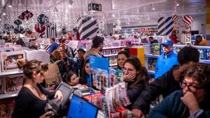 El comercio espera otra Navidad “buenísima”. Ambiente de ayer domingo día 15, con las tiendas abiertas.