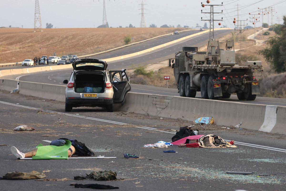 Los cadáveres yacen en una carretera principal cerca del kibutz Gevim, cerca de la frontera con Gaza, el 7 de octubre de 2023.
