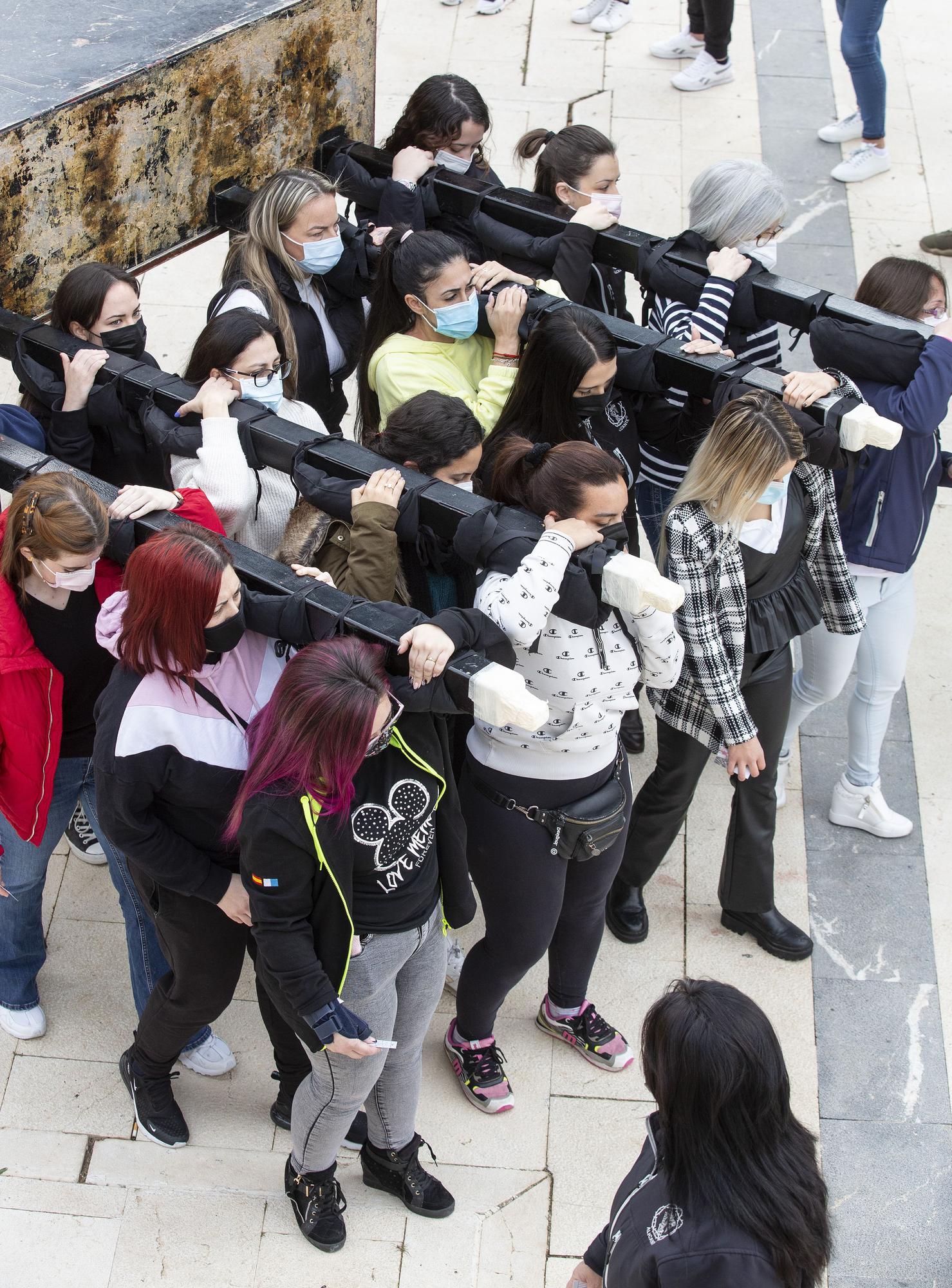 Ensayo de las costaleras de la hermandad de Santa Cruz