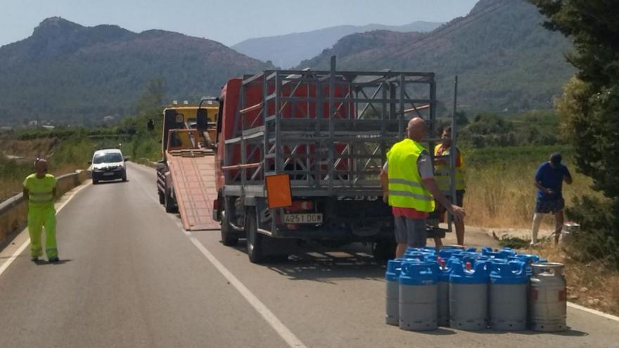 Un camión de butano se sale de la vía en Tormos