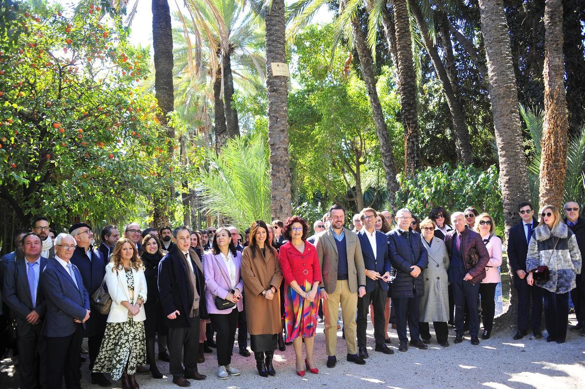 El alcalde de Elche y concejales, con el Colegio de Graduados Sociales, el último colectivo en ser distinguido, el pasado febrero