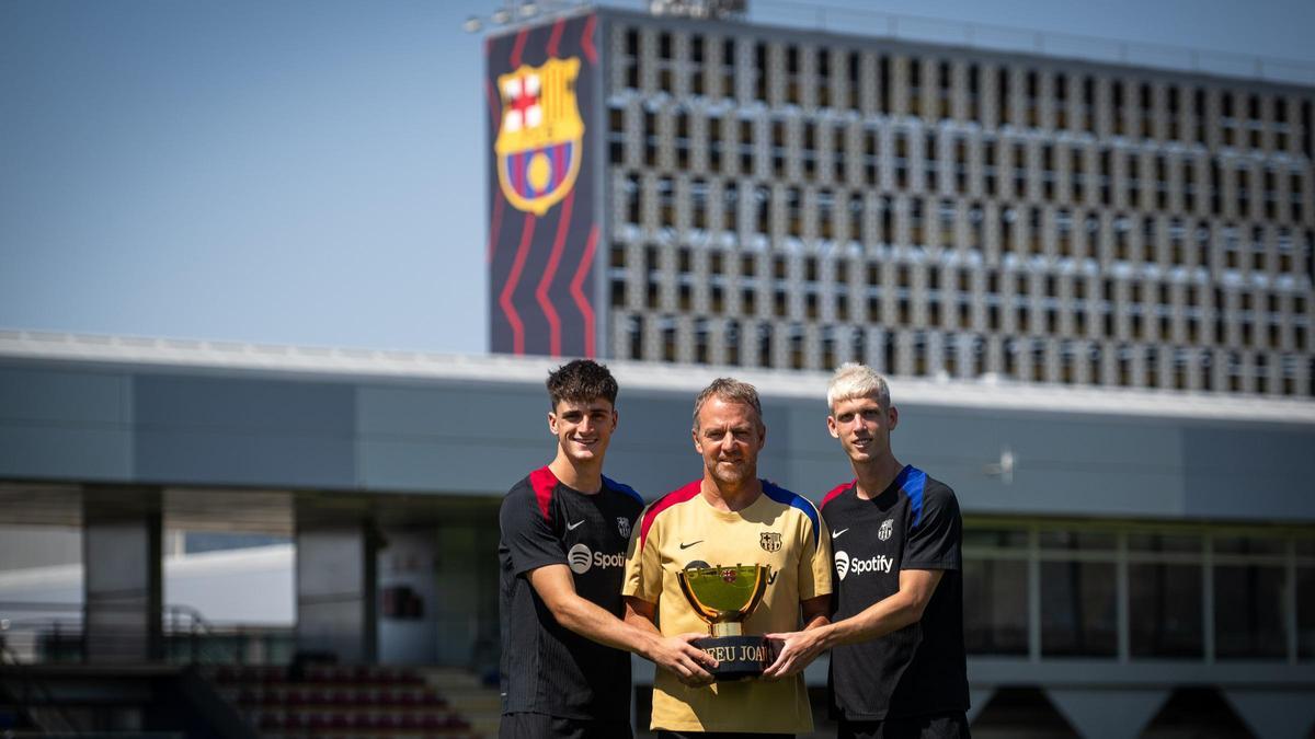 Hansi Flick, con Pau Víctor y Dani Olmo, las tres novedades de la plantilla 24-25.