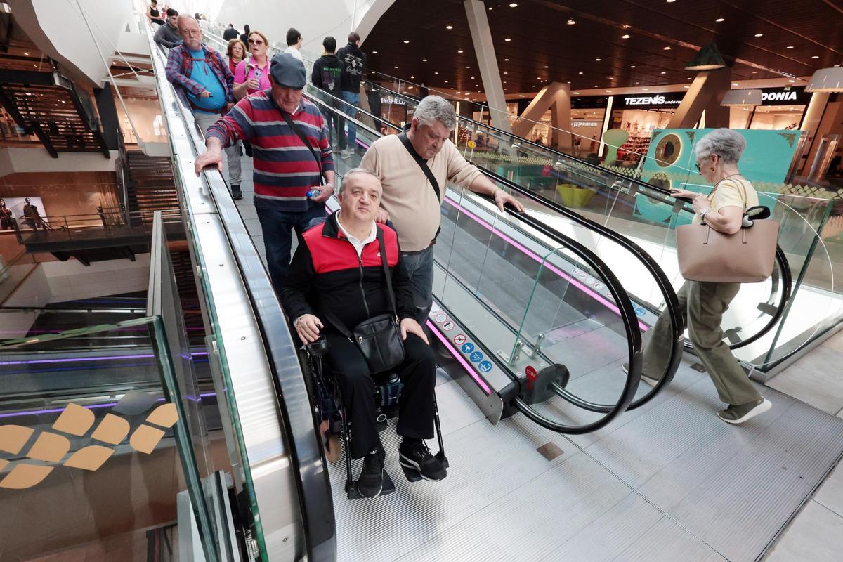 Miembros de Alento en una rampa mecánica del interior del Centro Comercial Vialia