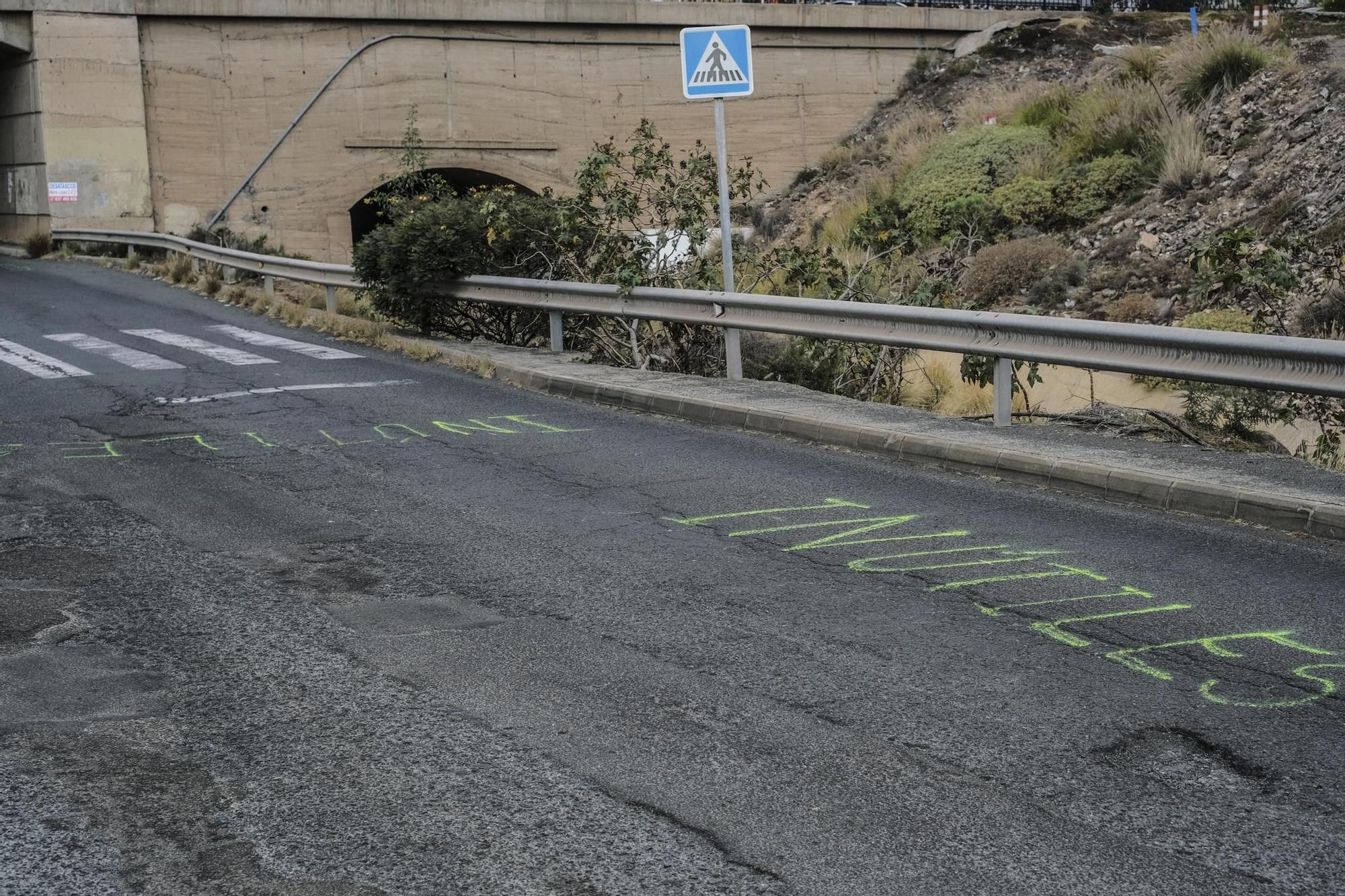 Socavones en el acceso a la GC-1 desde el polígono industrial de Salinetas