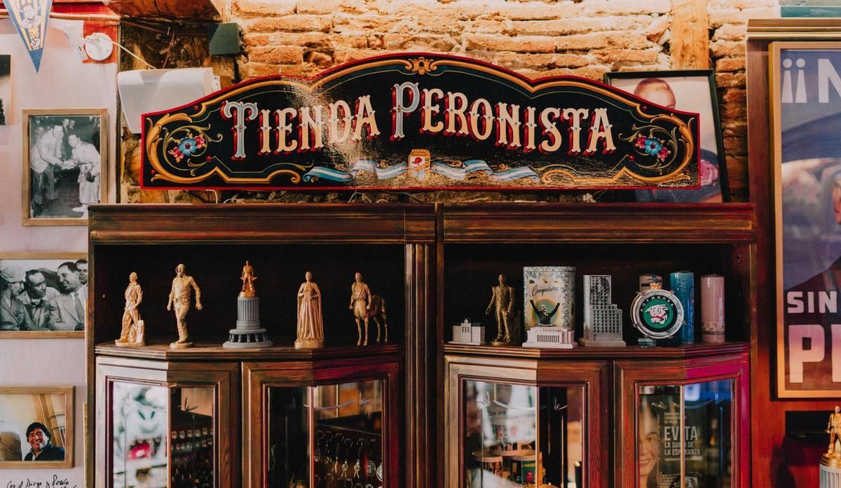 Bajo el fileteado porteño diseñado por Facundo Leguizamón, la tienda de obvjetos peronistas que aloja el bar.