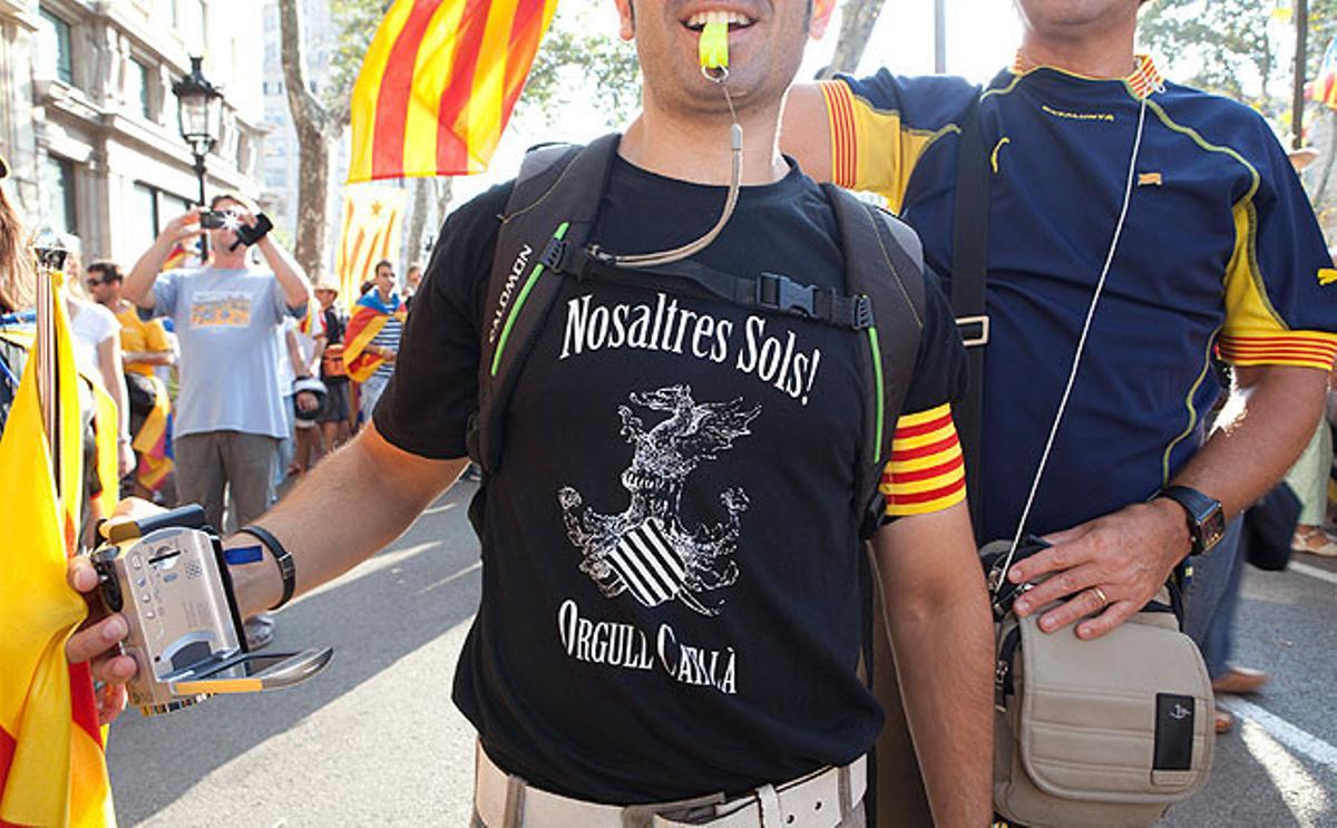 Los manifestantes han acudido a la manifestación con camisetas de todo tipo con mensajes a favor de la independencia