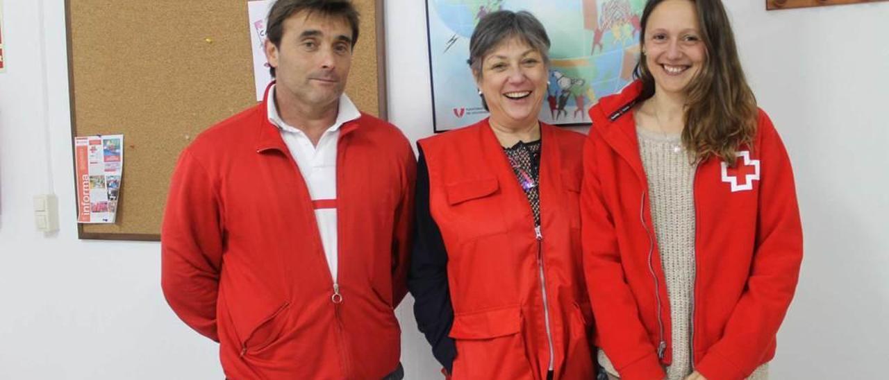 Por la izquierda, Enrique Pérez, Mercedes García y Bárbara Pérez, de la asamblea de Cruz Roja de Luarca.