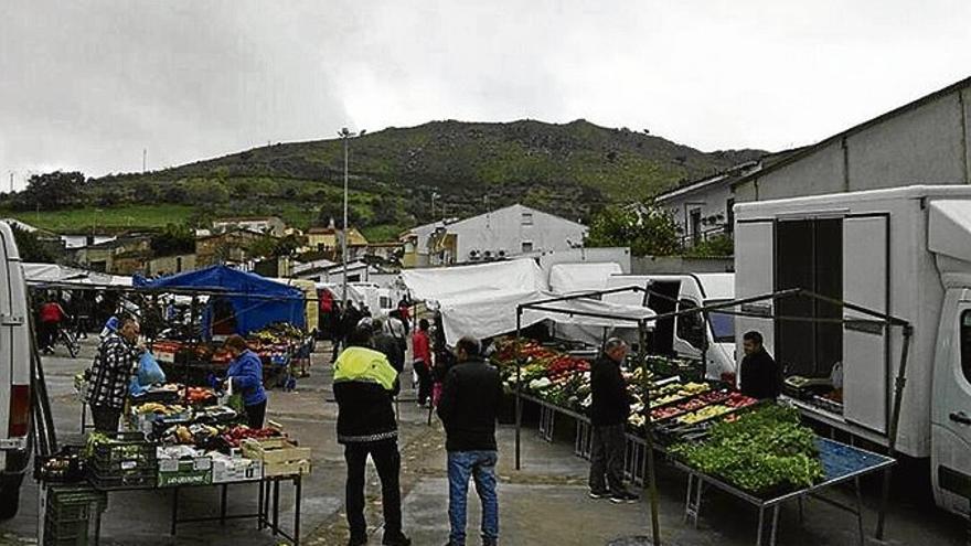 El mercadillo se celebra desde ayer en la plaza de las Artezuelas