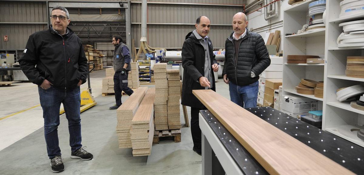 El representante de la Xunta, ayer, entre los hermanos Jar, en su factoría de Botos. | BERNABÉ/JAVIER LAÍN
