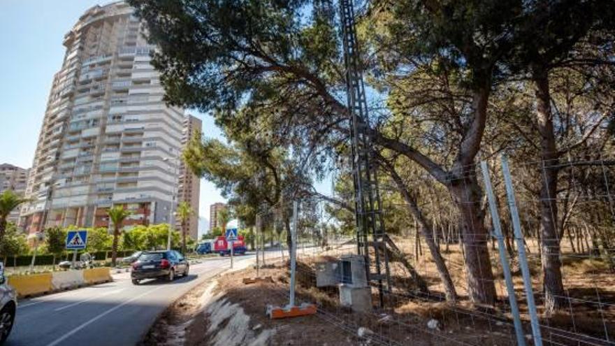 Una de las vallas de las obras del parque de la Séquia Mare.