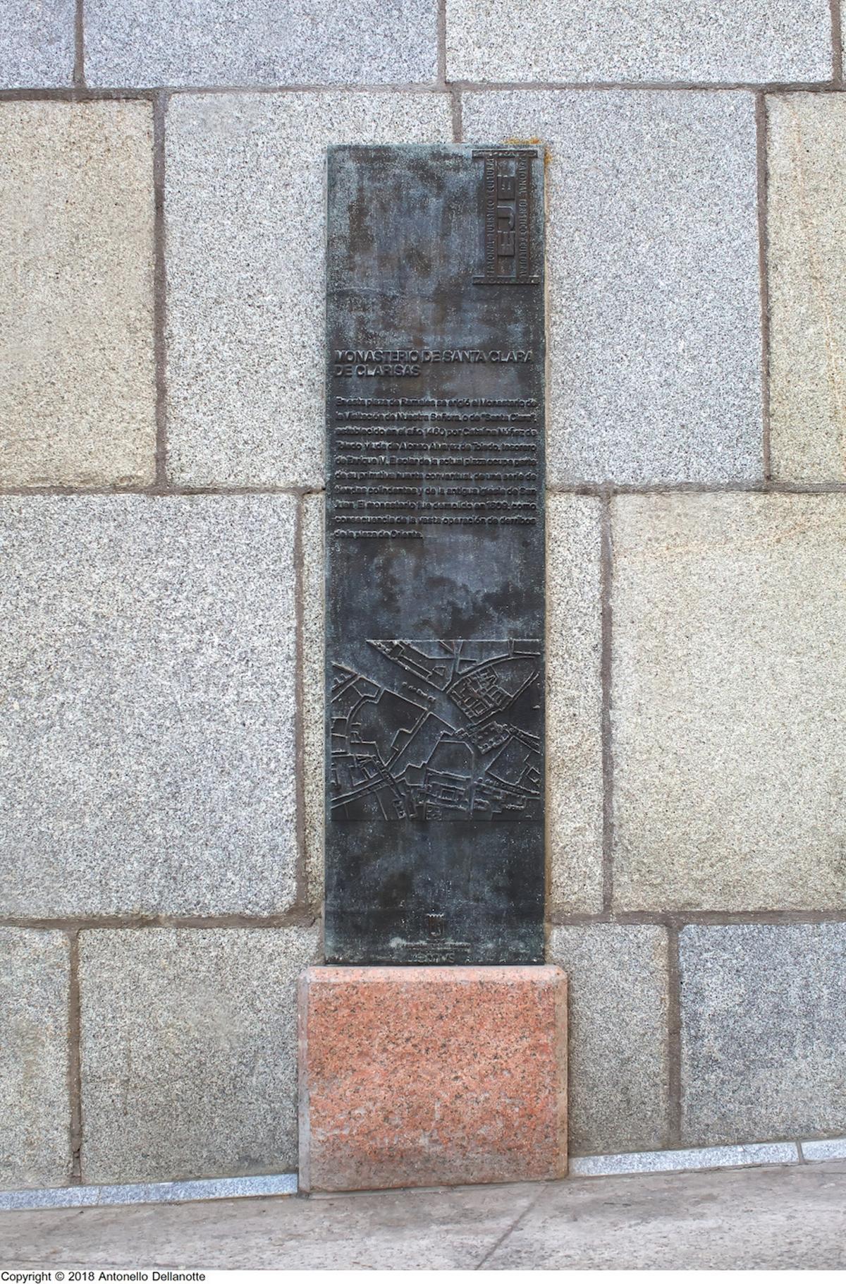 Placa del Ayuntamiento de Madrid que recuerda el monasterio de Santa Clara de Clarisas, fundado por Catalina Núñez