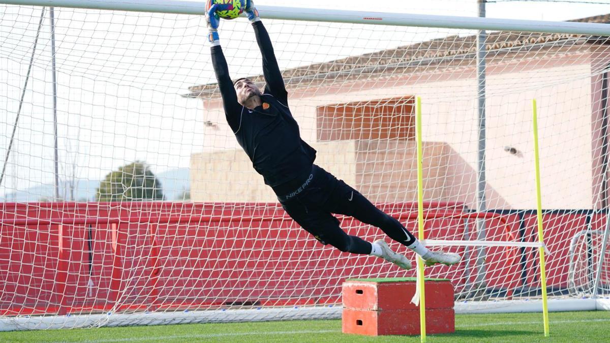 Leo Román bloca el balón durante un entrenamiento en Son Bibiloni.