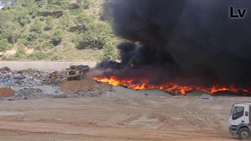 Incendio en el vertedero de Pedralba