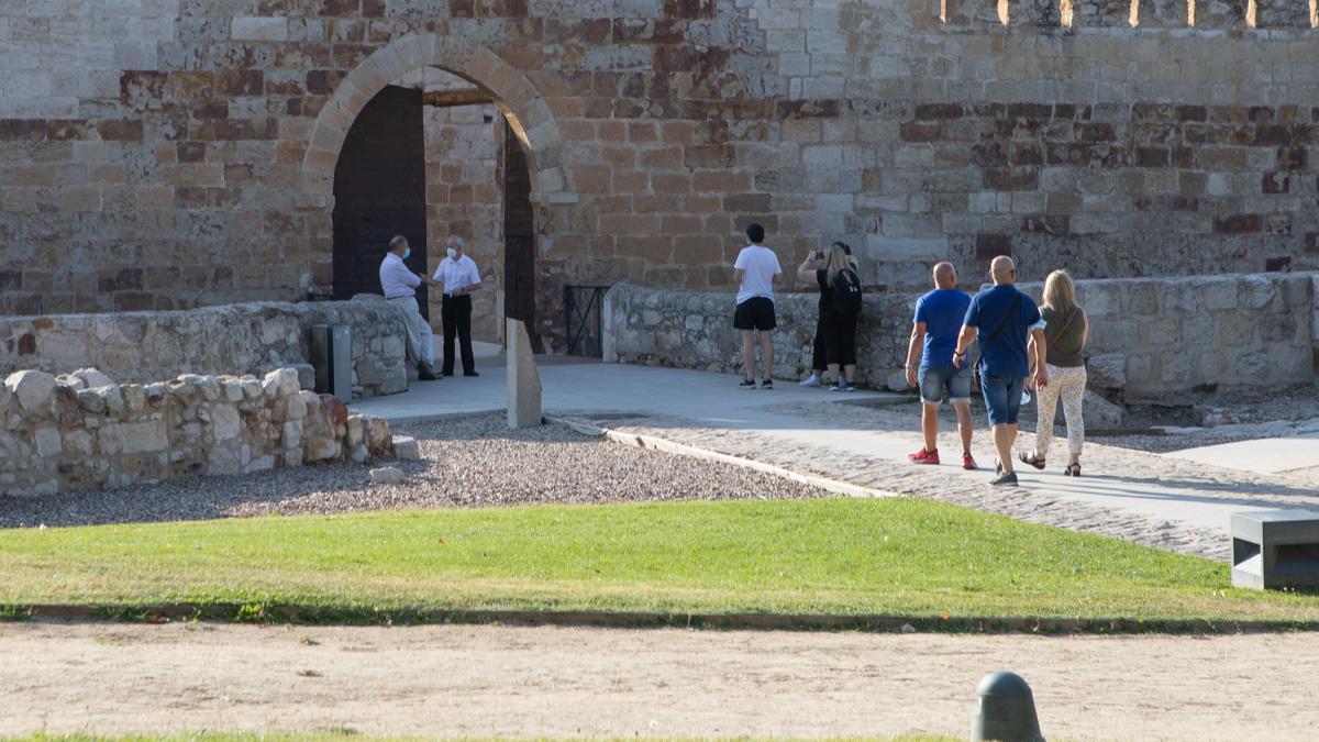 Un grupo de turistas visita el Castillo de Zamora.