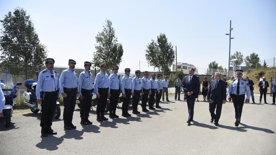 Moment en què l&#039;alcalde, el regidor i l&#039;inspector en cap han passat revista a la plantilla, aquest divendres