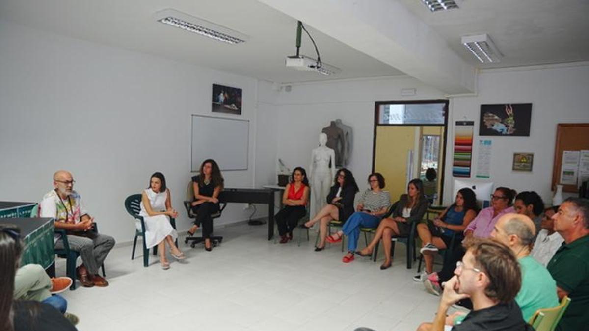 Mesa redonda sobre calzado.