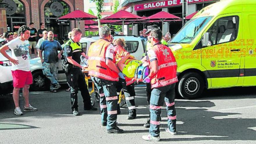 El 061 y la Policía Local atienden al hombre atropellado.