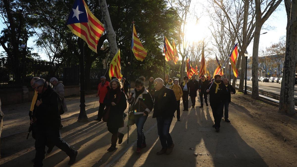 Manifestantes independentistas se dirigen a la concentración convocada por la ANC con motivo de la sesión constitutiva del Parlament.