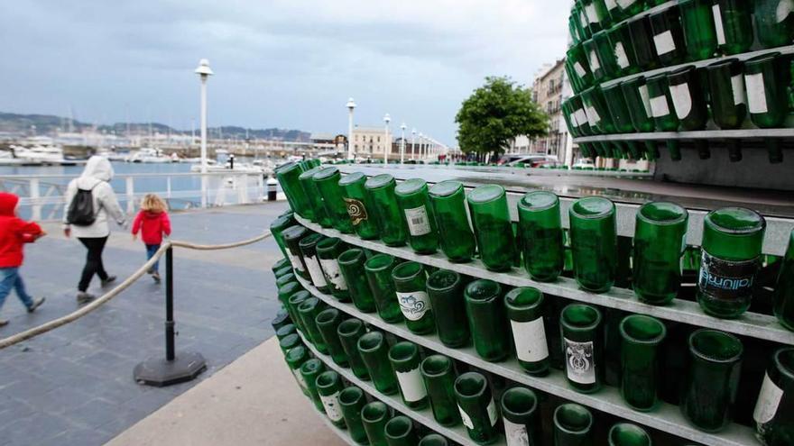 Parte de las botellas que conforman el árbol de la sidra en el puerto deportivo.