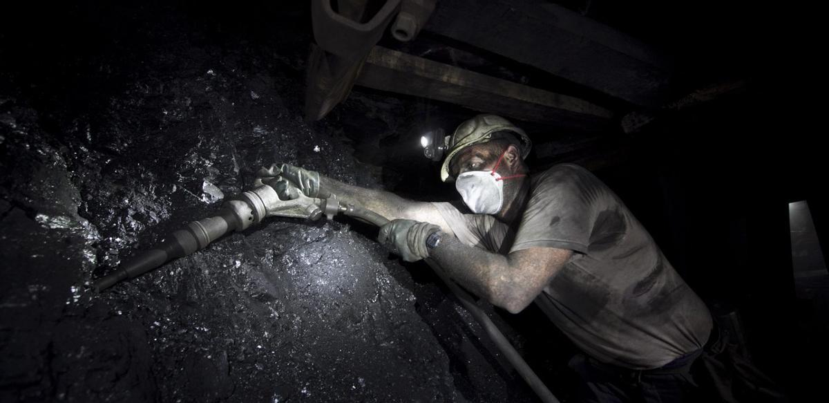 Un picador extrayendo carbón en una imagen de archivo. | MIKI LÓPEZ