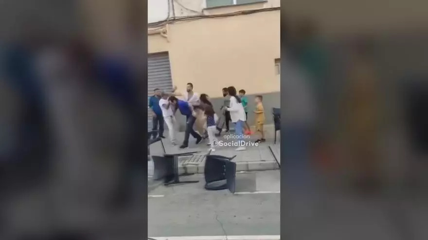Vídeo | "Papá por favor, vámonos a casa": agrede a dos personas ante niños pequeños en Alcoi