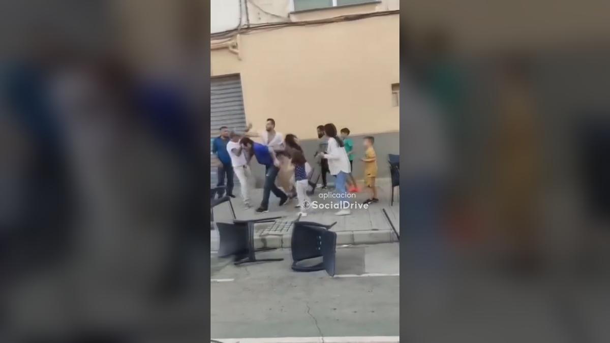 Agrede a dos personas fuera de un bar con niños pequeños de por medio en Alcoi