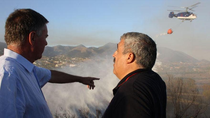 El alcalde de Mijas supervisó ayer las labores de extinción de uno de los incendios.