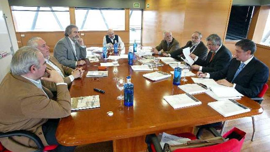 Miembros del jurado del Premio Rejadora. Entre ellos Mateo Díez, Fonseca, Escapa, Cambronero y Remesal, ayer en Valladolid